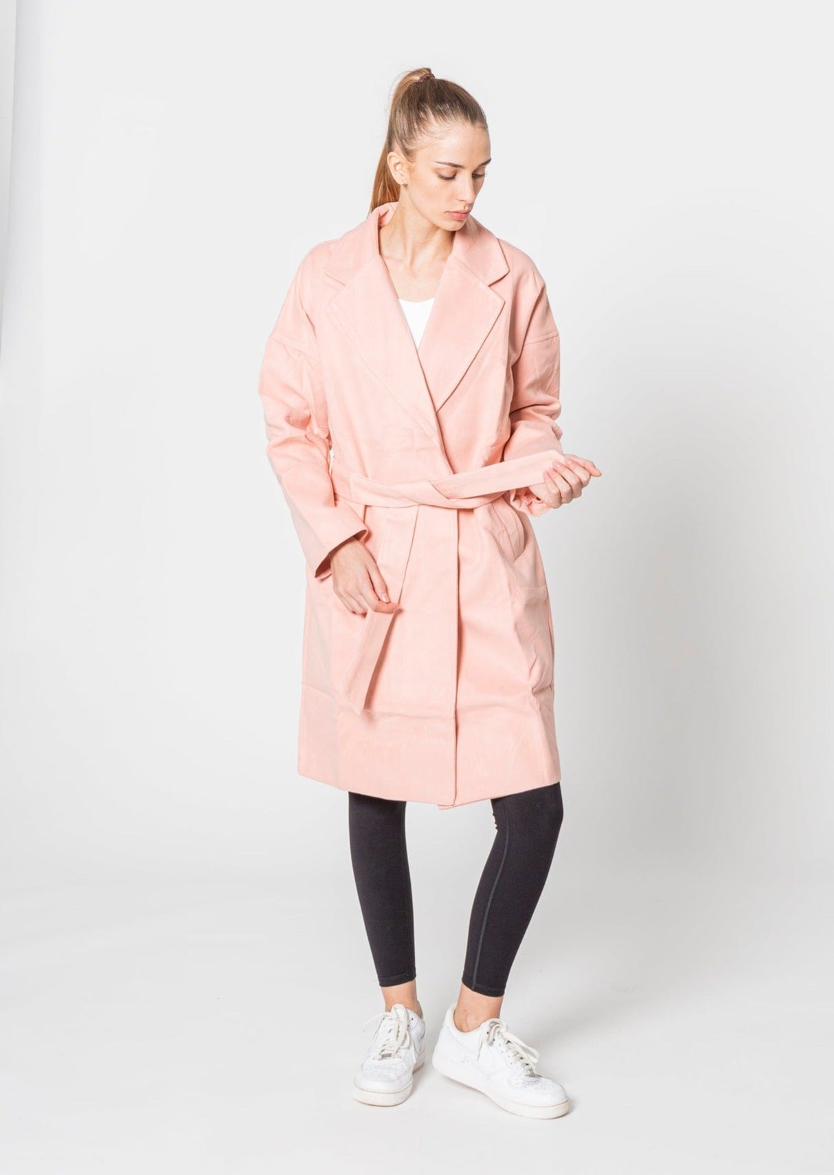 Trenchcoat i Ferskenfarve – Blød, Feminin & Stilfuld
