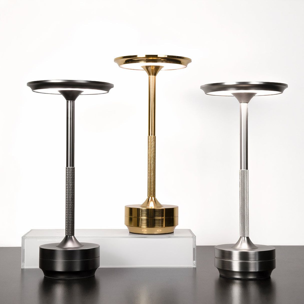 Minimalistisk Bordlampe med Varmt Lys og Elegant Design