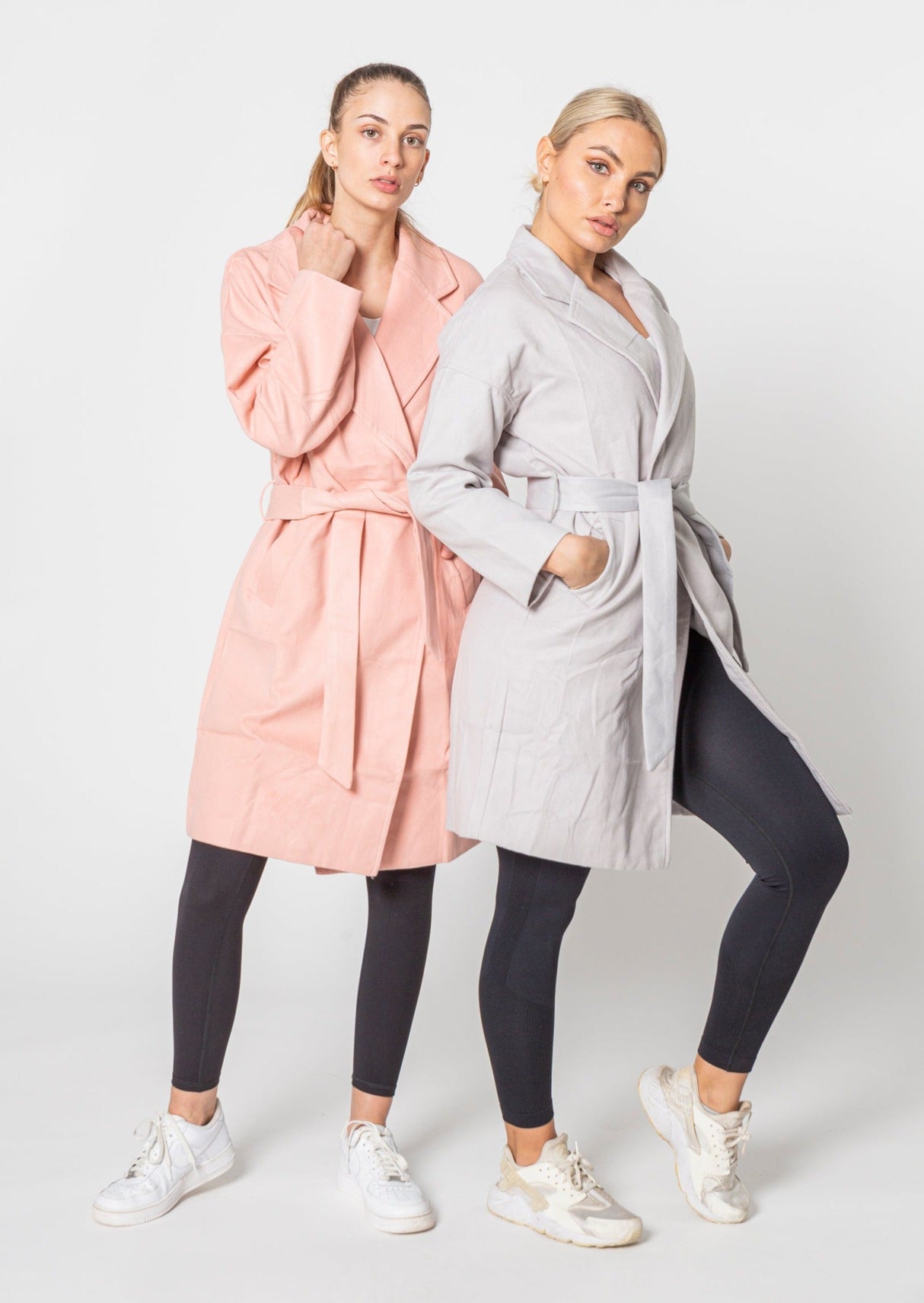 Trenchcoat i Ferskenfarve – Blød, Feminin & Stilfuld