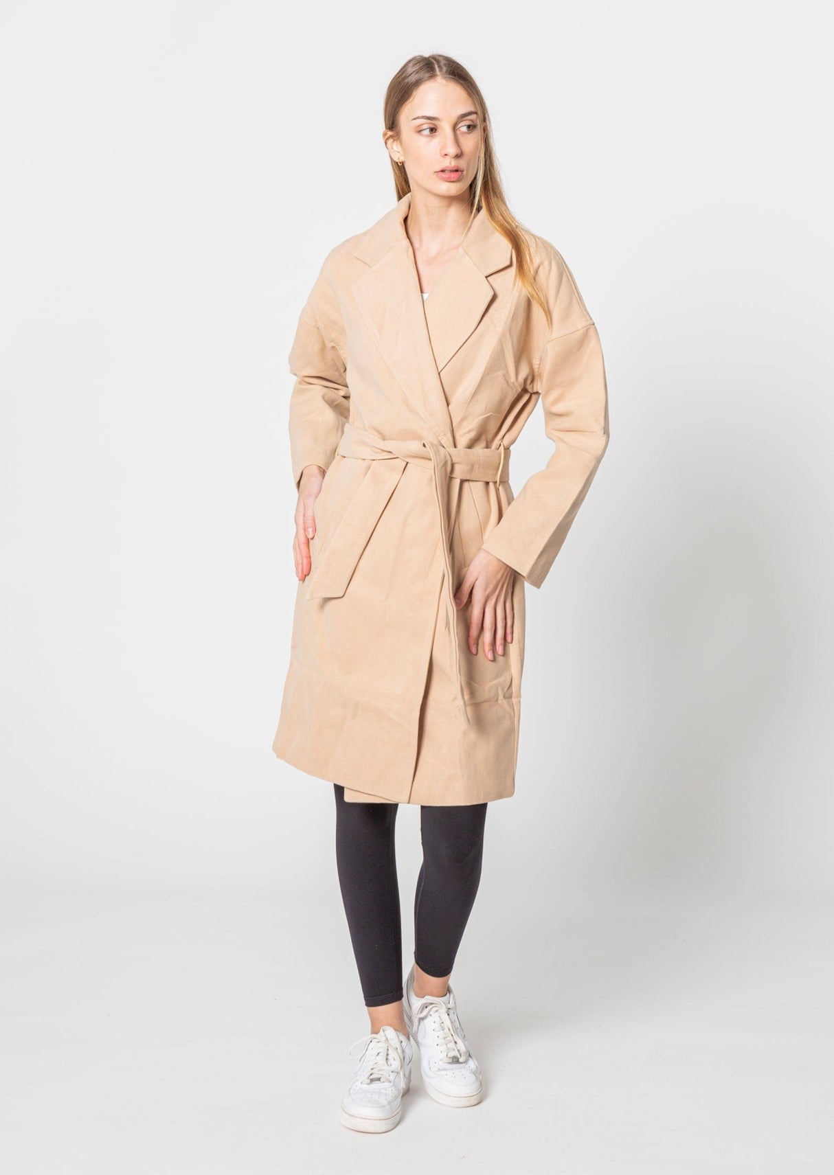 Trenchcoat i Ferskenfarve – Blød, Feminin & Stilfuld