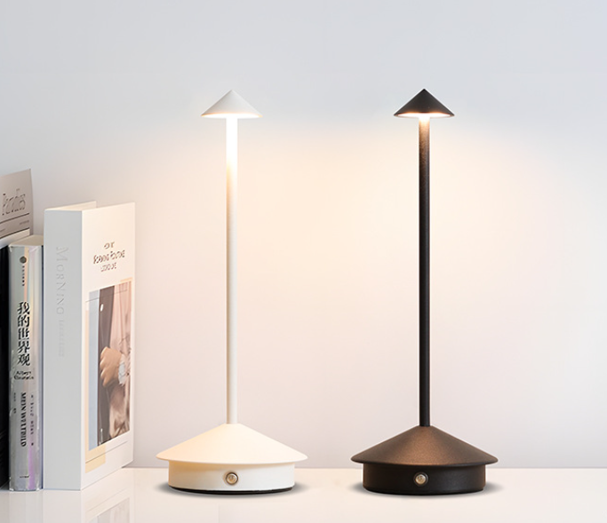 Minimalistisk LED Bordlampe - Vandtæt, Dæmpbar og Ledningsfrit Design
