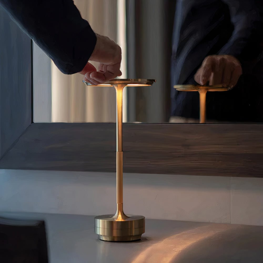 Minimalistisk Bordlampe med Varmt Lys og Elegant Design