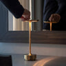 Minimalistisk Bordlampe med Varmt Lys og Elegant Design