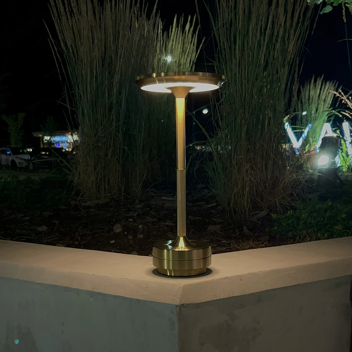 Minimalistisk Bordlampe med Varmt Lys og Elegant Design