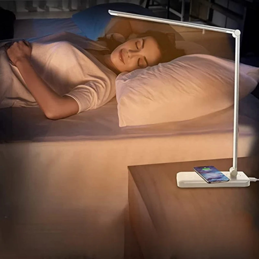 LED skrivebordslampe med trådløs oplader og justerbar lysstyrke