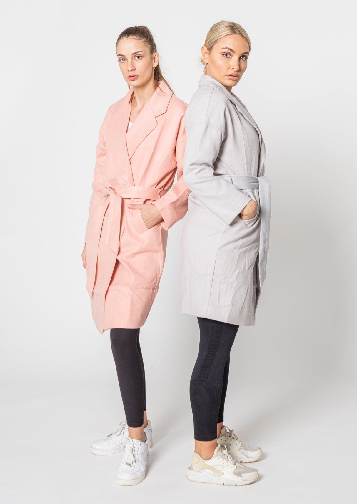 Trenchcoat i Ferskenfarve – Blød, Feminin & Stilfuld