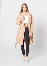 Trenchcoat i Ferskenfarve – Blød, Feminin & Stilfuld