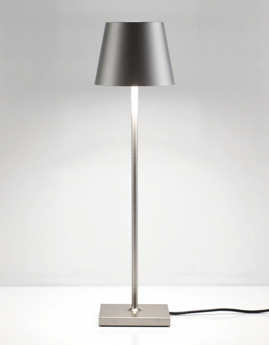Minimalistisk Høj Bordlampe med Varmt LED Lys