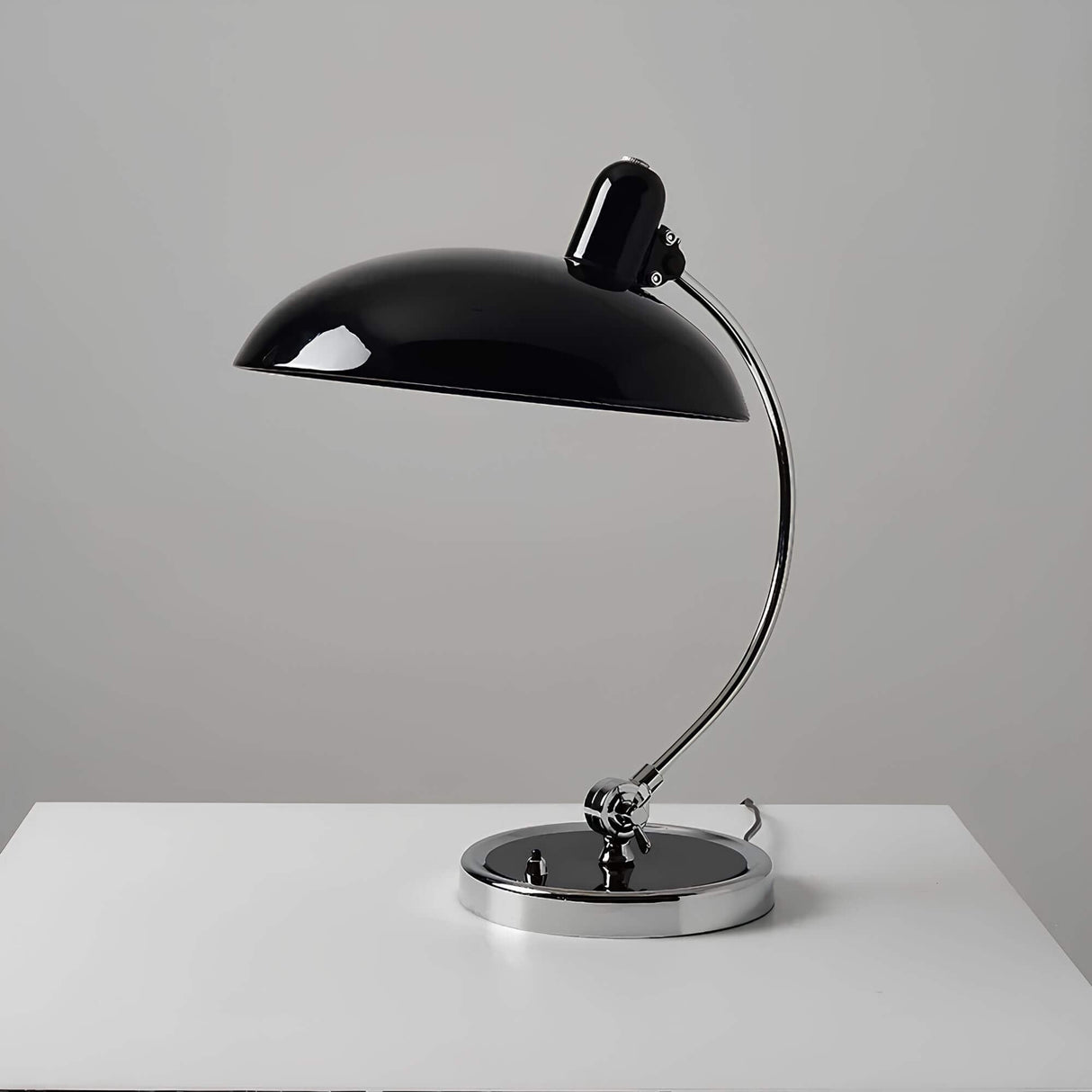 Minimalistisk Bordlampe - Skandinavisk Design og Varmt Lys