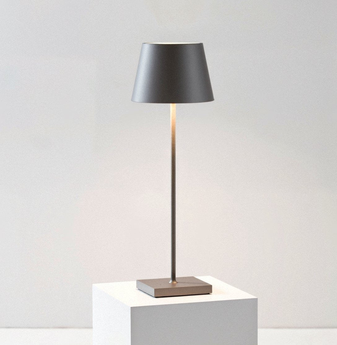 Minimalistisk Høj Bordlampe med Varmt LED Lys