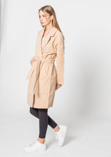 Trenchcoat i Ferskenfarve – Blød, Feminin & Stilfuld